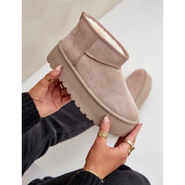 Botas de nieve aisladas para mujer con plataforma beige 9