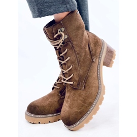 Botas de mujer marrones aisladas con pelo marrón 3