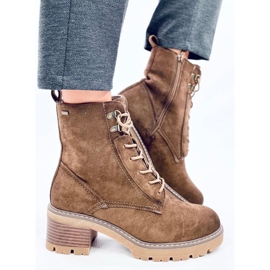Botas de mujer marrones aisladas con pelo marrón 5