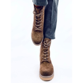 Botas de mujer marrones aisladas con pelo marrón 2