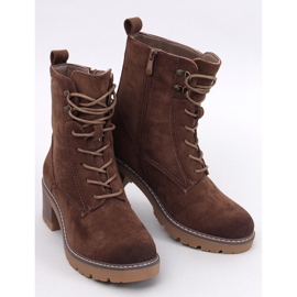 Botas de mujer marrones aisladas con pelo marrón 1