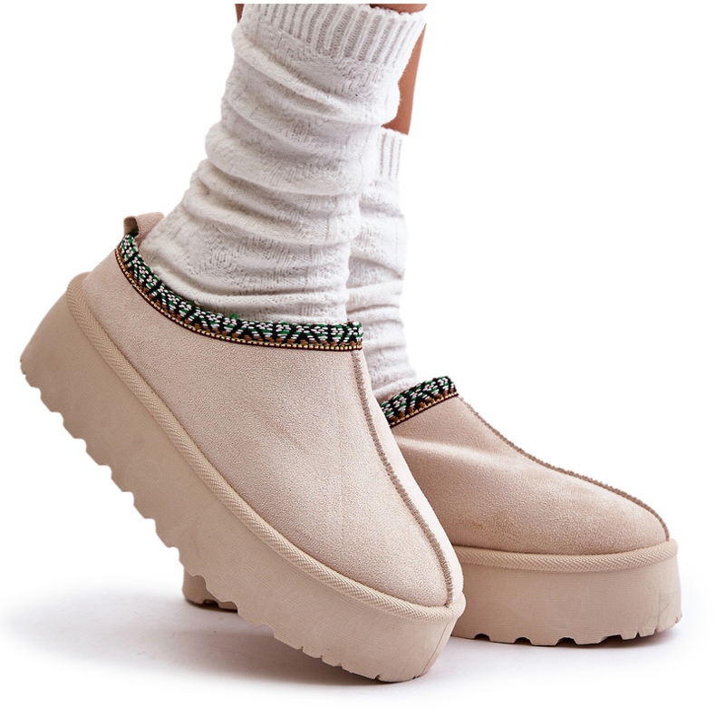 Zapatillas para mujeres en la plataforma con bordados beige ligeros 4