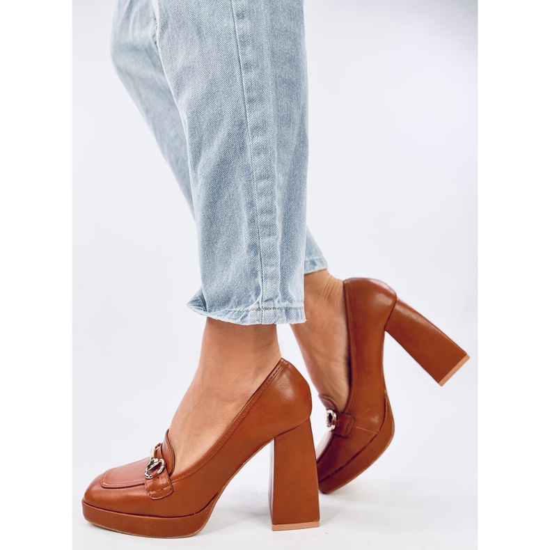 Zapatos de mujer de tacón con decoración marrón. 1