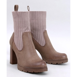 Botín caqui tacón beige 1