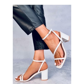 Sandalias blancas de tacón blanco 1