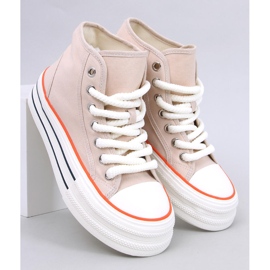 Zapatillas de mujer en la plataforma beige. 1 Zapatillas de mujer en la plataforma beige. 1