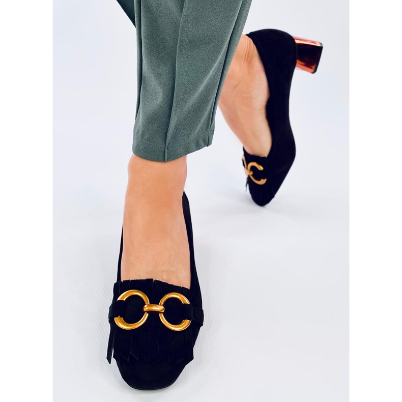 Salón de tacón negro cobre con decoración dorada. 1 Salón de tacón negro cobre con decoración dorada. 1