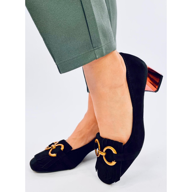 Salón de tacón negro cobre con decoración dorada. 2