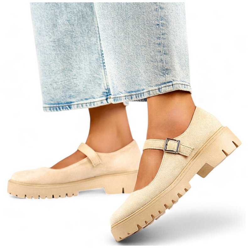 Salón de mujer en ante con hebilla beige 1 Salón de mujer en ante con hebilla beige 1