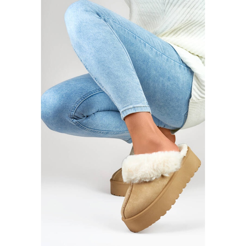 Pantuflas de mujer con plataforma y pelo, beige 81366-4-KH 1 Pantuflas de mujer con plataforma y pelo, beige 81366-4-KH 1