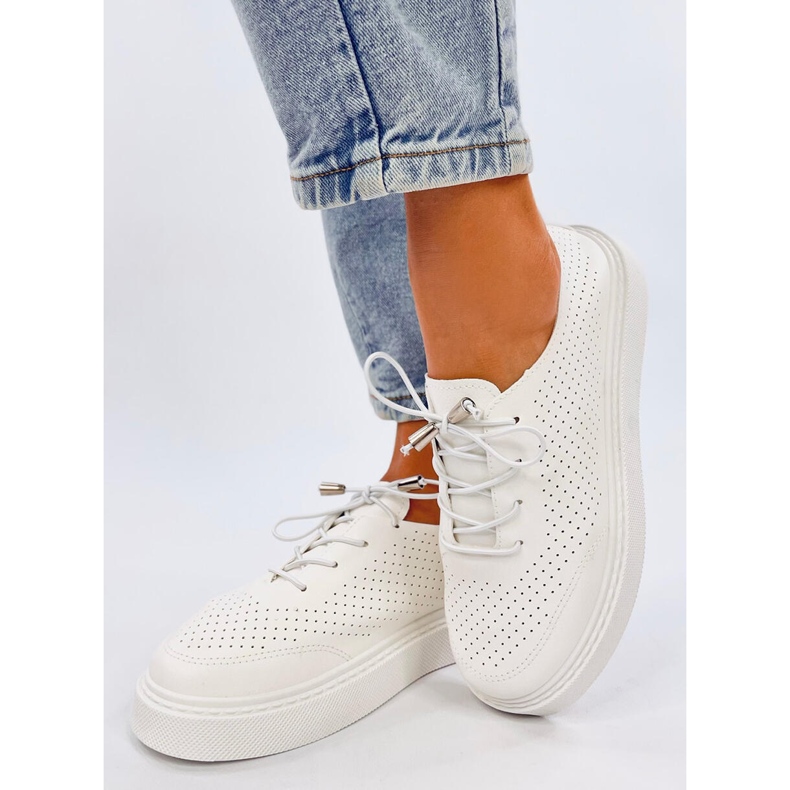 Zapatillas blancas caladas confeccionadas en ecopiel. blanco 1