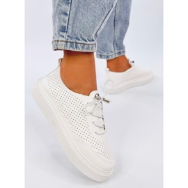 Zapatillas blancas caladas confeccionadas en ecopiel. blanco 2 Zapatillas blancas caladas confeccionadas en ecopiel. blanco 2