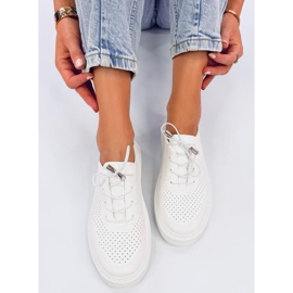 Zapatillas blancas caladas confeccionadas en ecopiel. blanco 5