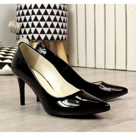 Zapatos de salón en un stiletto lacado negro W Juma 4
