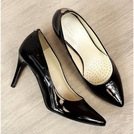 Zapatos de salón en un stiletto lacado negro W Juma 7