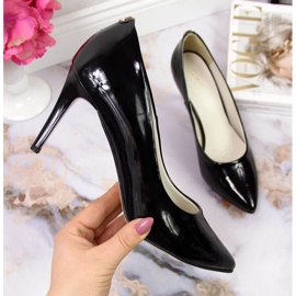 Zapatos de salón en un stiletto lacado negro W Juma 10