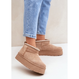 Botas de nieve beige sobre plataforma con bordado decorativo. 3