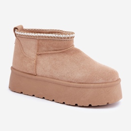 Botas de nieve beige sobre plataforma con bordado decorativo. 5