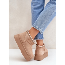 Botas de nieve beige sobre plataforma con bordado decorativo. 6