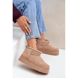 Botas de nieve beige sobre plataforma con bordado decorativo. 8