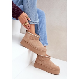 Botas de nieve beige sobre plataforma con bordado decorativo. 9