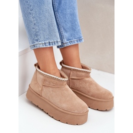 Botas de nieve beige sobre plataforma con bordado decorativo. 10