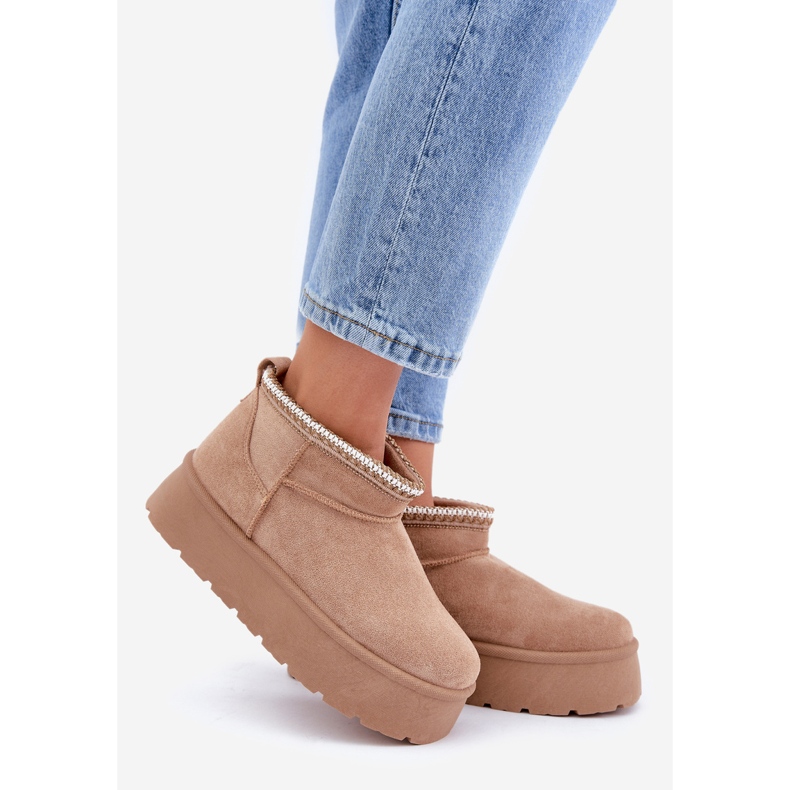 Botas de nieve beige sobre plataforma con bordado decorativo. 1