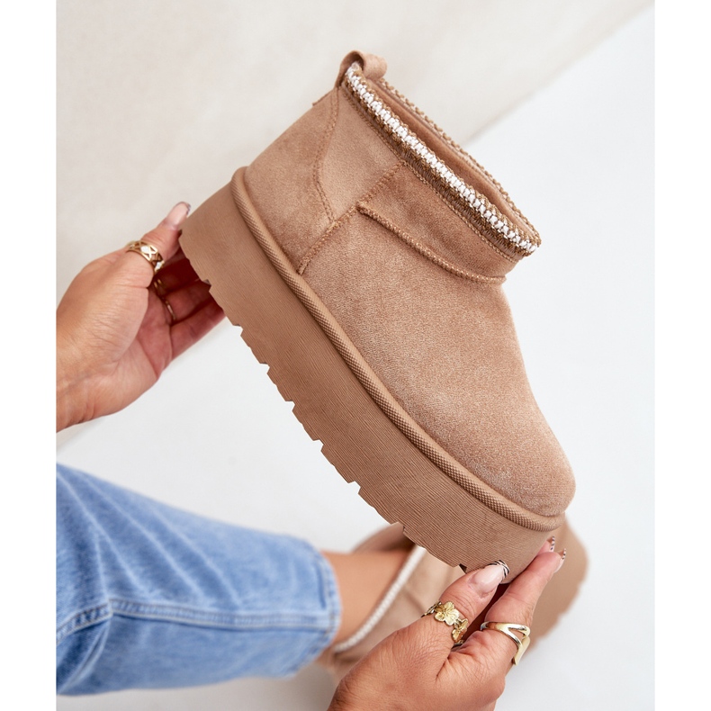 Botas de nieve beige sobre plataforma con bordado decorativo. 2