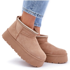 Botas de nieve beige sobre plataforma con bordado decorativo. 11