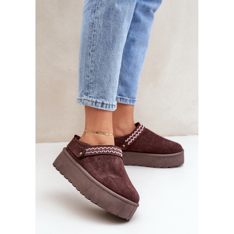 Botas de nieve color chocolate con bordado decorativo marrón 2