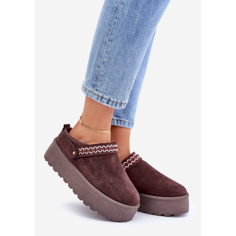 Botas de nieve color chocolate con bordado decorativo marrón 1