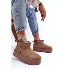 Botas de nieve de gamuza aisladas con piel beige 2