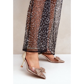 Tacones altos decorados con lazo dorado 2
