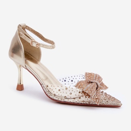 Tacones altos decorados con lazo dorado 4