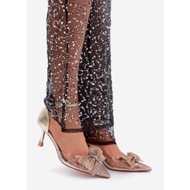 Tacones altos decorados con lazo dorado 1