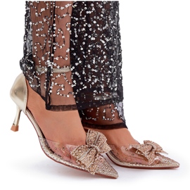 Tacones altos decorados con lazo dorado 7