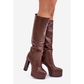 Botas marrones de ecopiel con tacón y plataforma. marrón 1