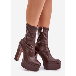 Botas de tacón marrón oscuro con tacón de aguja y plataforma. 1
