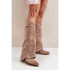 Botas beige oscuro con parte superior vuelta y tacón alto. 4