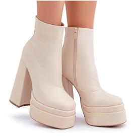 Botas cálidas de color beige claro con plataforma enorme y tacón alto. 9