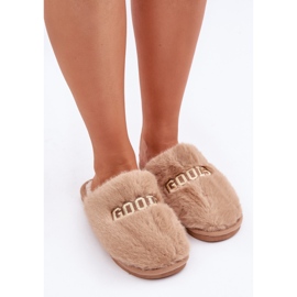 Zapatillas de mujer con pelo y inscripción. beige 5