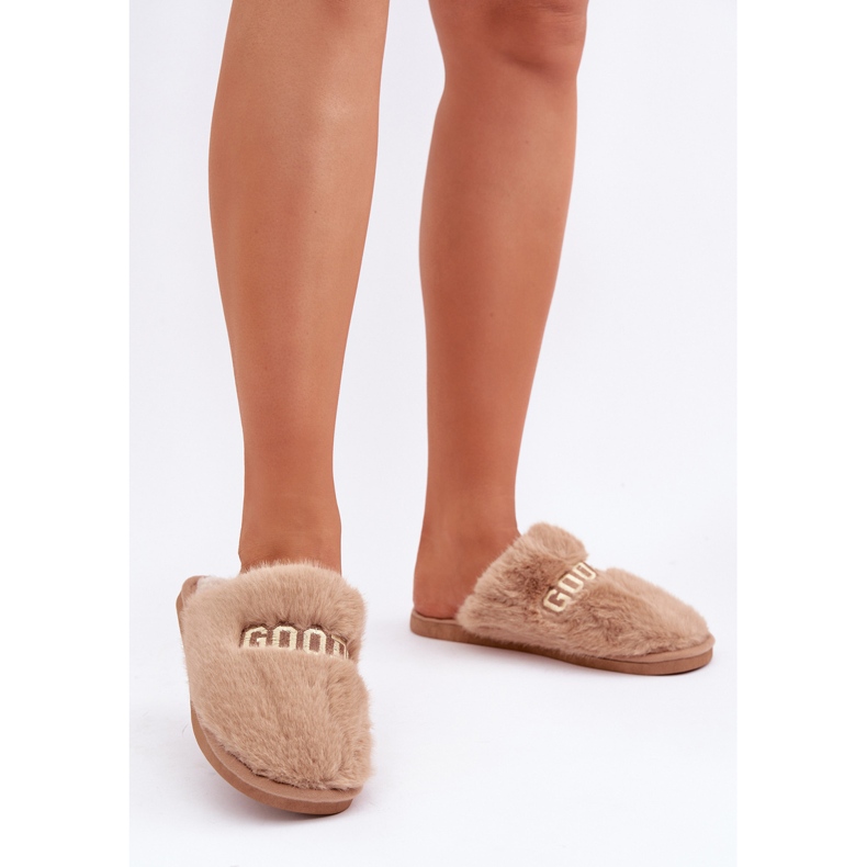 Zapatillas de mujer con pelo y inscripción. beige 2 Zapatillas de mujer con pelo y inscripción. beige 2