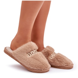 Zapatillas de mujer con pelo y inscripción. beige 6