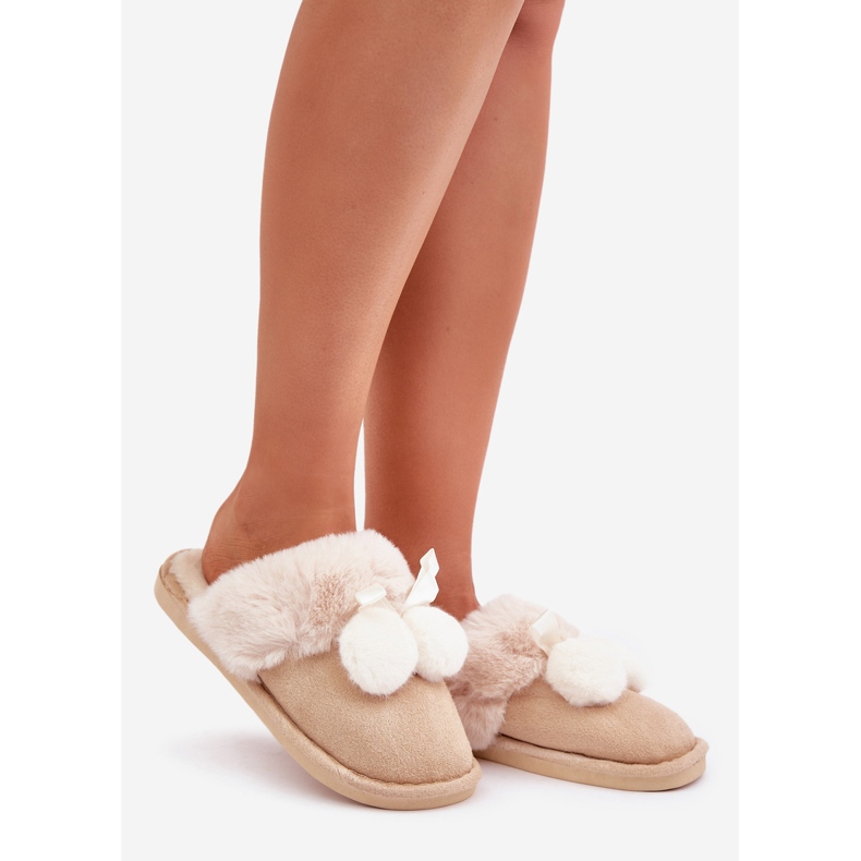 Pantuflas de mujer beige con pelo. 1