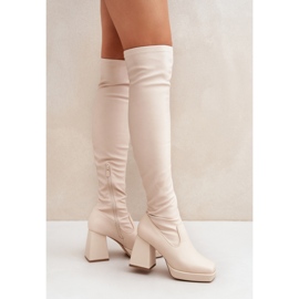 Botas de mujer beige claro con tacones estables. 1