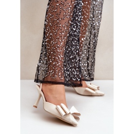 Step in style Elegantes tacones dorados de mujer con lazo. 1