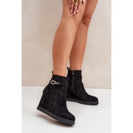 Botines negros de cuña con tira decorativa 1