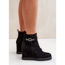 Botines negros de cuña con tira decorativa 2