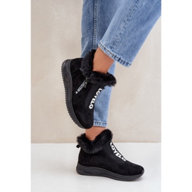 Zapatillas deportivas de mujer con aislamiento negro. 2