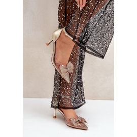 Tacones de mujer decorados con un impresionante lazo dorado 1 Tacones de mujer decorados con un impresionante lazo dorado 1